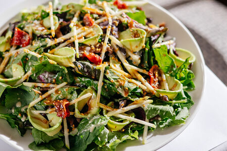 Большой зеленый салат