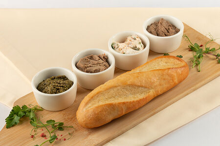 Ассорти паштетов с багетом