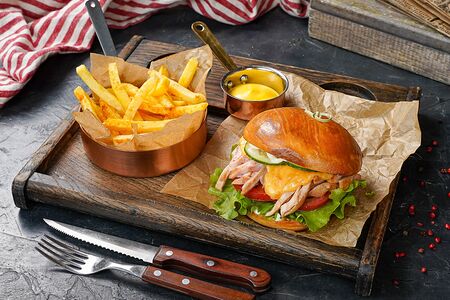 Бургер с куриным бедром