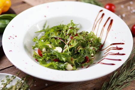 Салат моцарелла в стиле капрезе