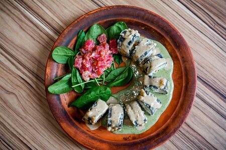 Темпура-ролл с тар тар тунцом, крабом и кунжутным соусом