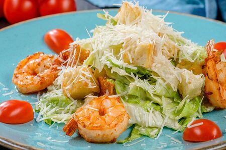 Салат Цезарь с креветками