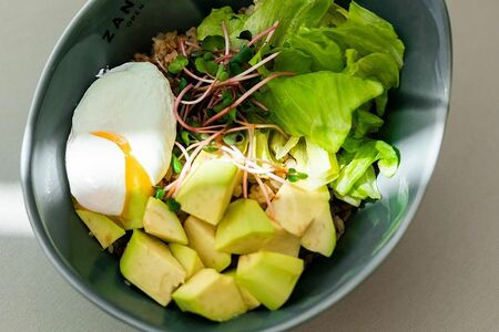 Гречневая каша с авокадо и яйцом пашот