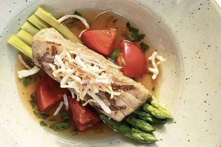 Тунец со спаржей и устричным соусом