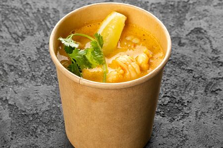 Карри суп с лапшой, креветкой и курицей