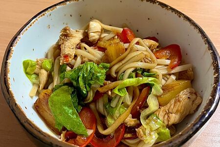 Китайская пшеничная лапша с курицей и ананасами приготовленная в Воке
