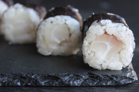 Ролл с окунем