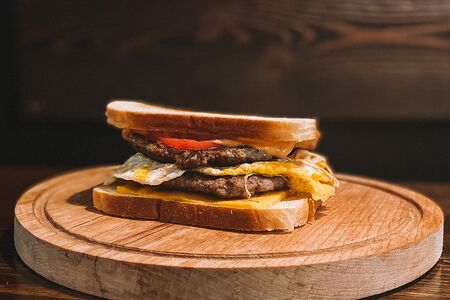 Средний сэндвич с двойной котлетой