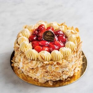 Торт Миндально-клубничный средний