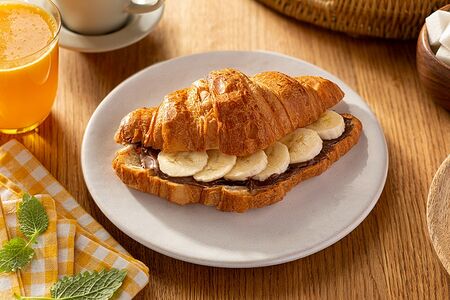 Круассан с нутеллой и бананом