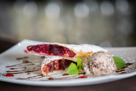 Штрудель вишневый