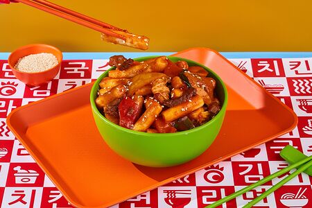 Токпокки с говядиной и овощами в жгучем соусе