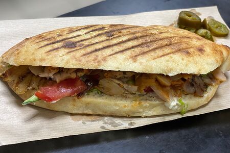 Шаурма по-турецки в булочке с курицей