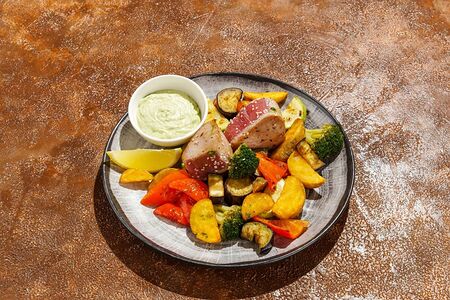 Тунец с овощами гриль