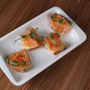 Брускетта с лососем слабой соли