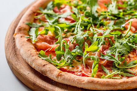 Пицца с пармской ветчиной