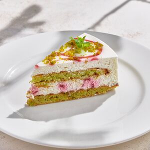 Йогуртовый торт с малиной и фисташковым бисквитом