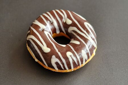 Донат с шоколадной начинкой