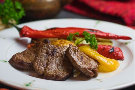 Медальоны из телятины с овощами гриль