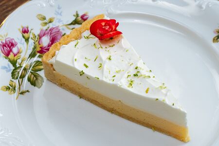 Лаймовый тарт с цветком бегонии