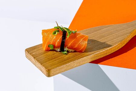 Суши с лососем