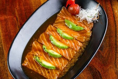 Карпаччо из лосося и авокадо