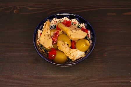 Оливки, артишоки, перец