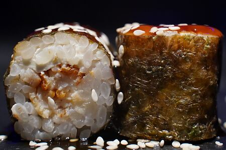 Ролл с угрем и сыром