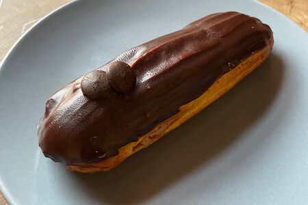 Эклер шоколадный
