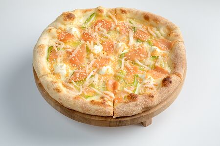 Пицца с лососем и соусом Том ям