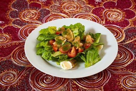 Салат с семгой и перепелиным яйцом