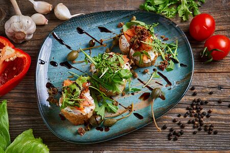 Брускетта с лососем