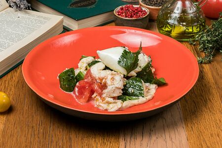Салат с яйцом пашот, свежими овощами и домашним сыром Моцарелла