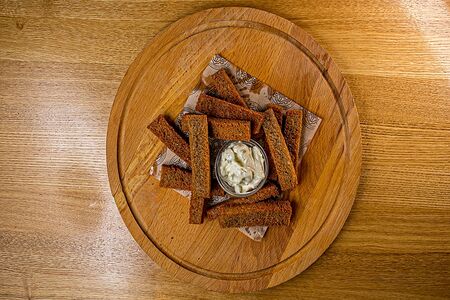 Гренки с чесночным соусом