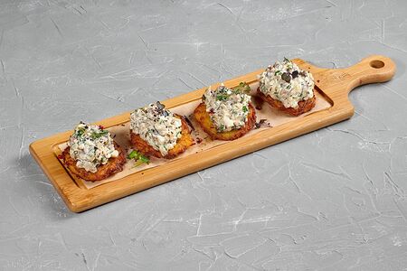 Тартар из копченой скумбрии с драниками