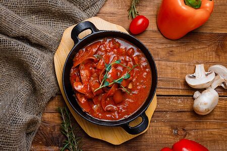 Колбаски с фасолью в соусе