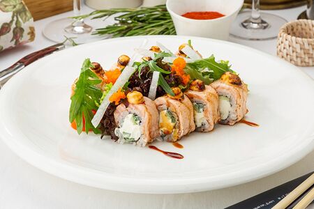 Салат с опаленым роллом лосось