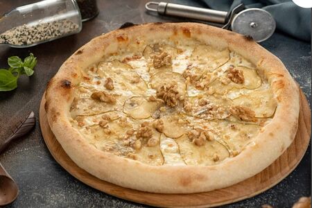 Пицца Груша-горгондзола