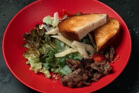 Теплый салат с говяжьей вырезкой