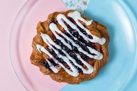 Слойка с черникой и черной смородиной