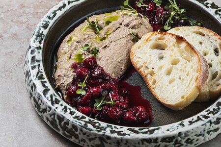 Паштет из косули с вишневым конфитюром