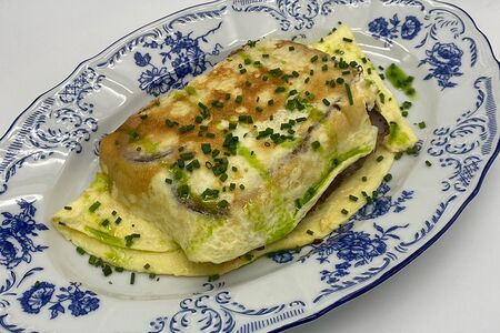 Сэндвич с грудинкой брискет, омлетом и моцареллой