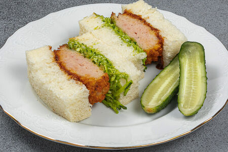 Катцу сандо по-пожарски с соусом тонкацу и малосольным огурцом