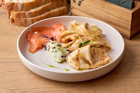 Блины с копченой форелью и сливочным сыром