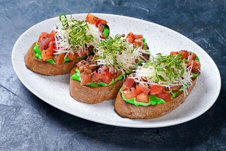 Брускетта с копченым тунцом