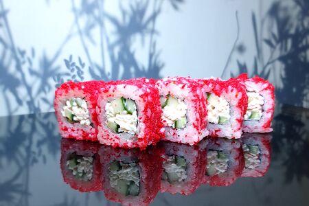 Ролл Калифорния тобико