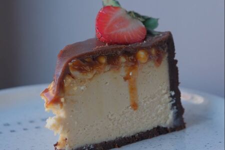 Чизкейк сникерс