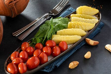 Маринованные огурцы и помидоры