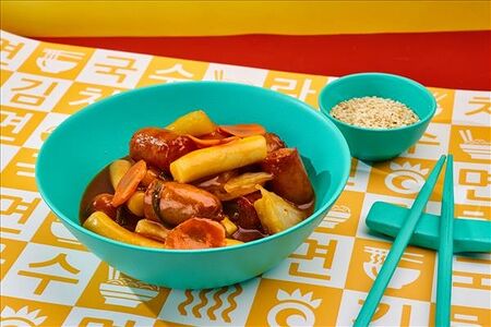 Токпокки с куриными колбасками и овощами в кисло-сладком соусе