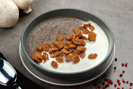 Крем-суп из шампиньонов с сырной пенкой и сухариками